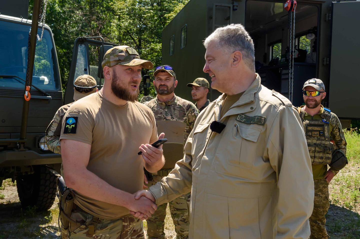 "А на этом крюке Путина повесим": Порошенко привез необходимую технику в бригаду, которая воюет под Авдеевкой и Бахмутом