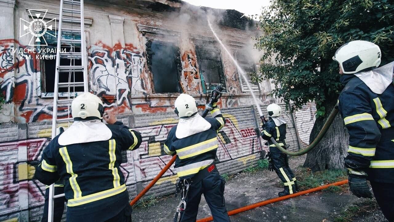 В Киеве на Подоле горел памятник архитектуры: полиция расследует факт умышленного поджога. Фото