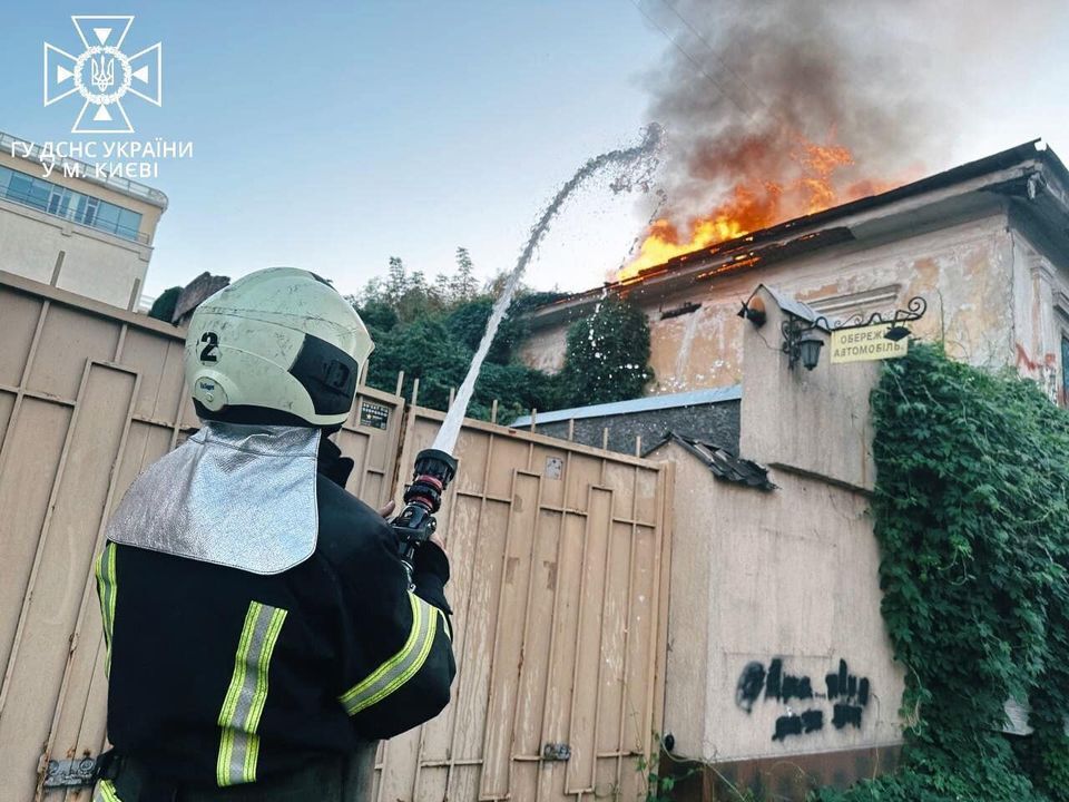 В Киеве на Подоле горел памятник архитектуры: полиция расследует факт умышленного поджога. Фото