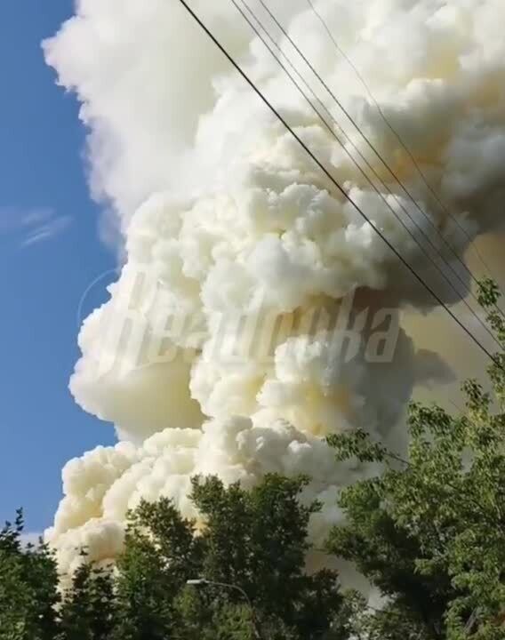 В Подмосковье прогремел взрыв у АЗС, поднялся огромный столб дыма. Видео