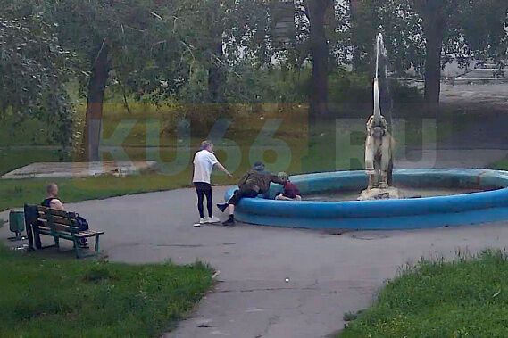 "Схожа на єврейку": у Свердловській області РФ двоє військових намагалися втопити дівчину у фонтані. Відео