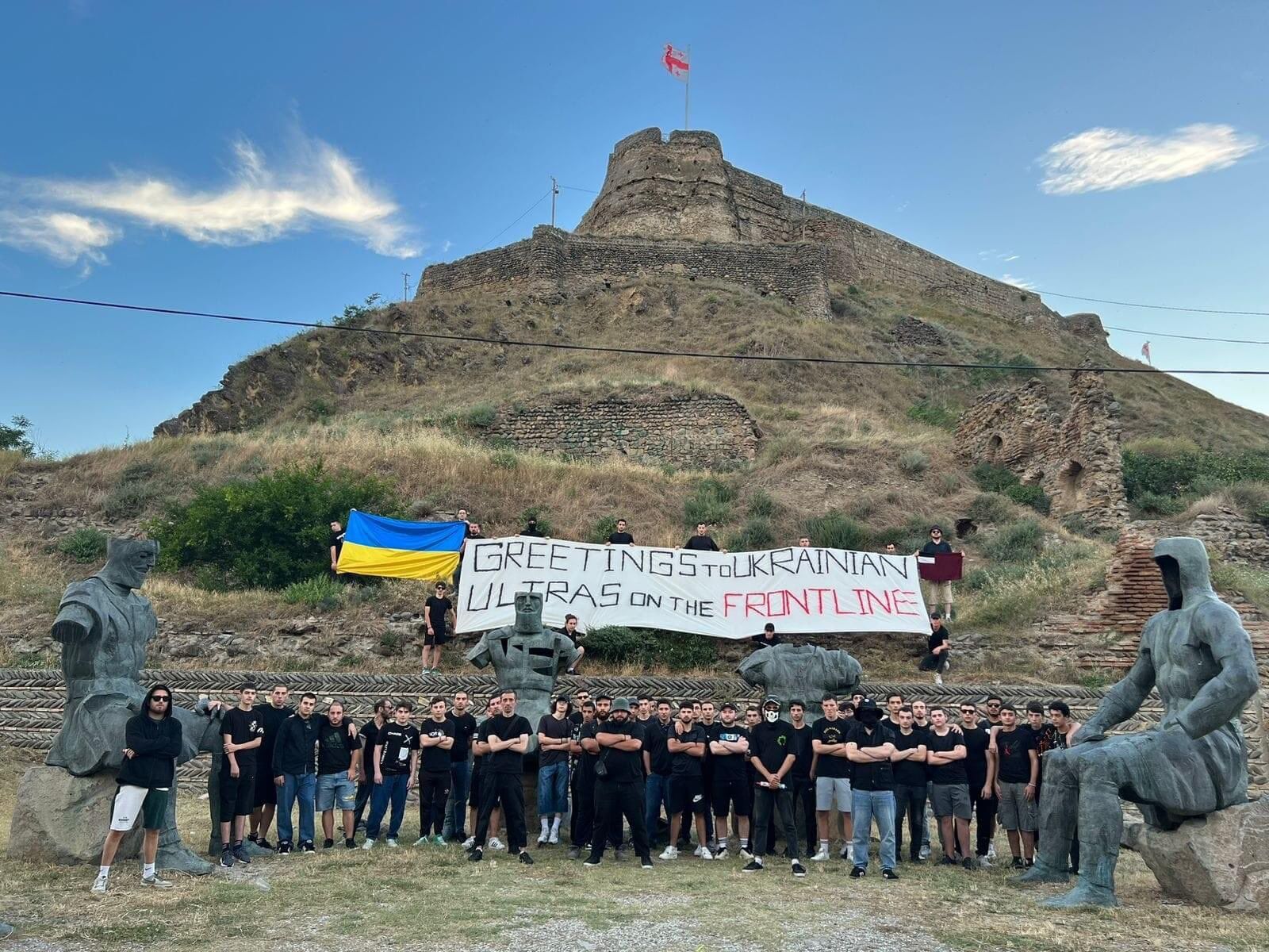 В Грузии перед матчем еврокубка развернули плакаты про войну в Украине. Фотофакт