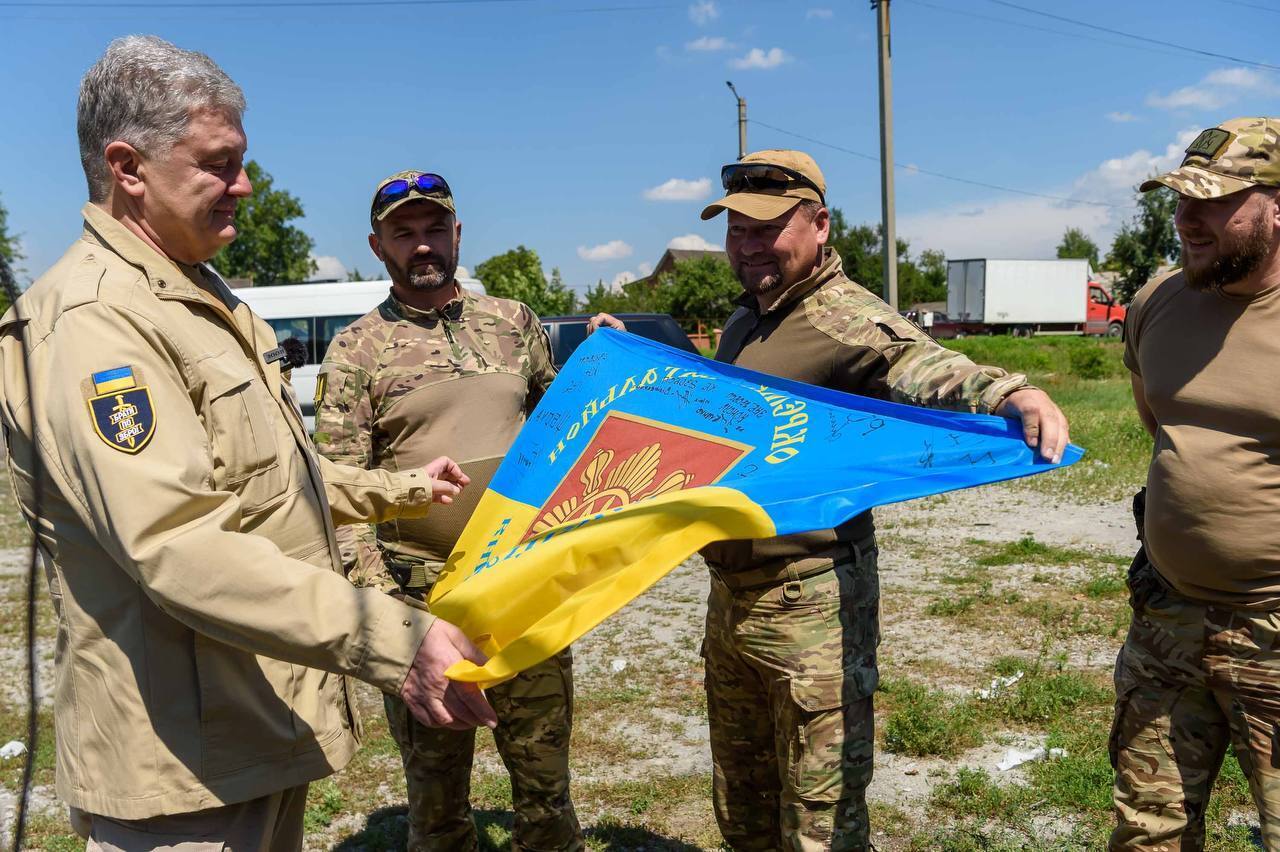 "А на этом крюке Путина повесим": Порошенко привез необходимую технику в бригаду, которая воюет под Авдеевкой и Бахмутом