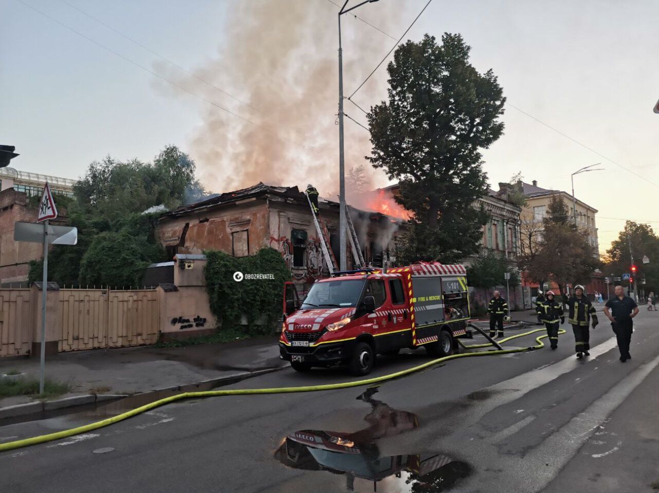 В Киеве на Подоле горел памятник архитектуры: полиция расследует факт умышленного поджога. Фото
