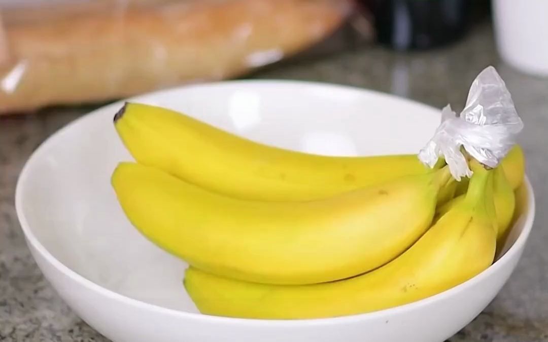 Как избежать почернения и гниения бананов: гениальный трюк