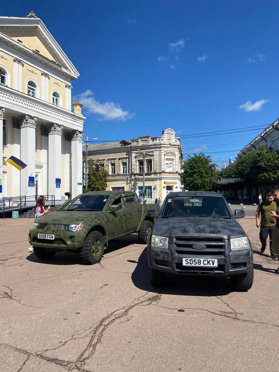 Фонд "Батальон Волонтер" передал 190-му учебному центру ВСУ пикапы