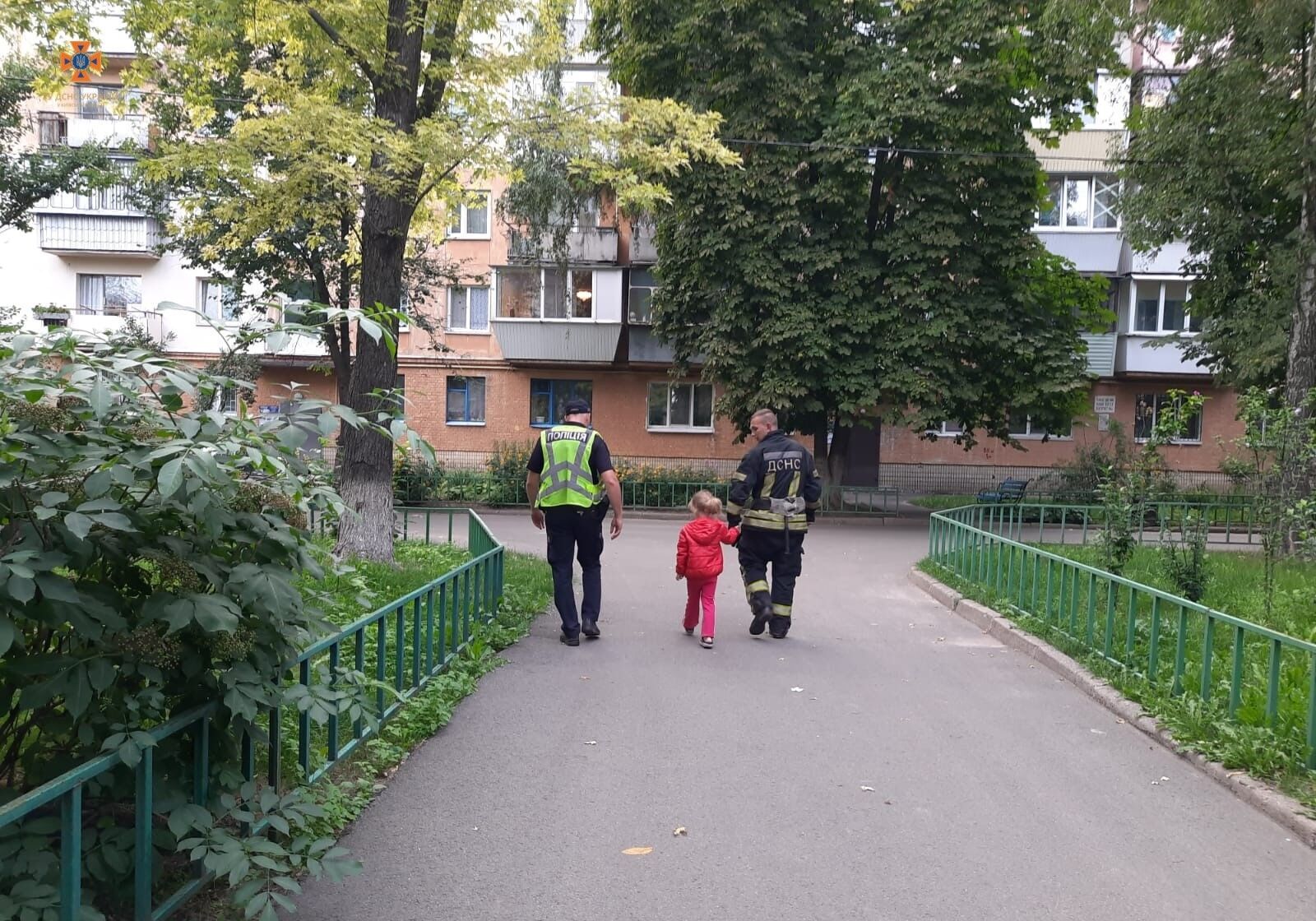 В Киевской области маленькая девочка хотела по канату спуститься со второго этажа дома. Фото и видео