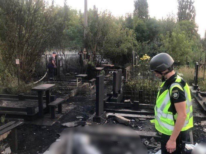 На Київщині уламки ракет і дронів пошкодили будинки і впали на кладовище: спалахнула пожежа, є постраждалі. Фото