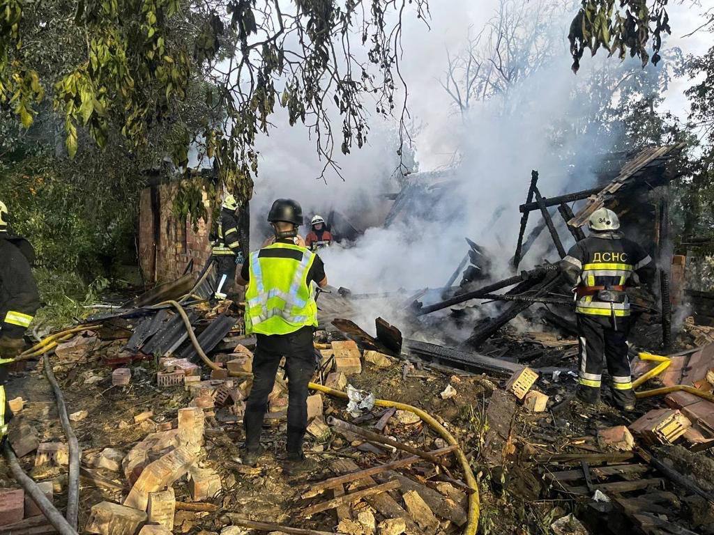 На Київщині уламки ракет і дронів пошкодили будинки і впали на кладовище: спалахнула пожежа, є постраждалі. Фото