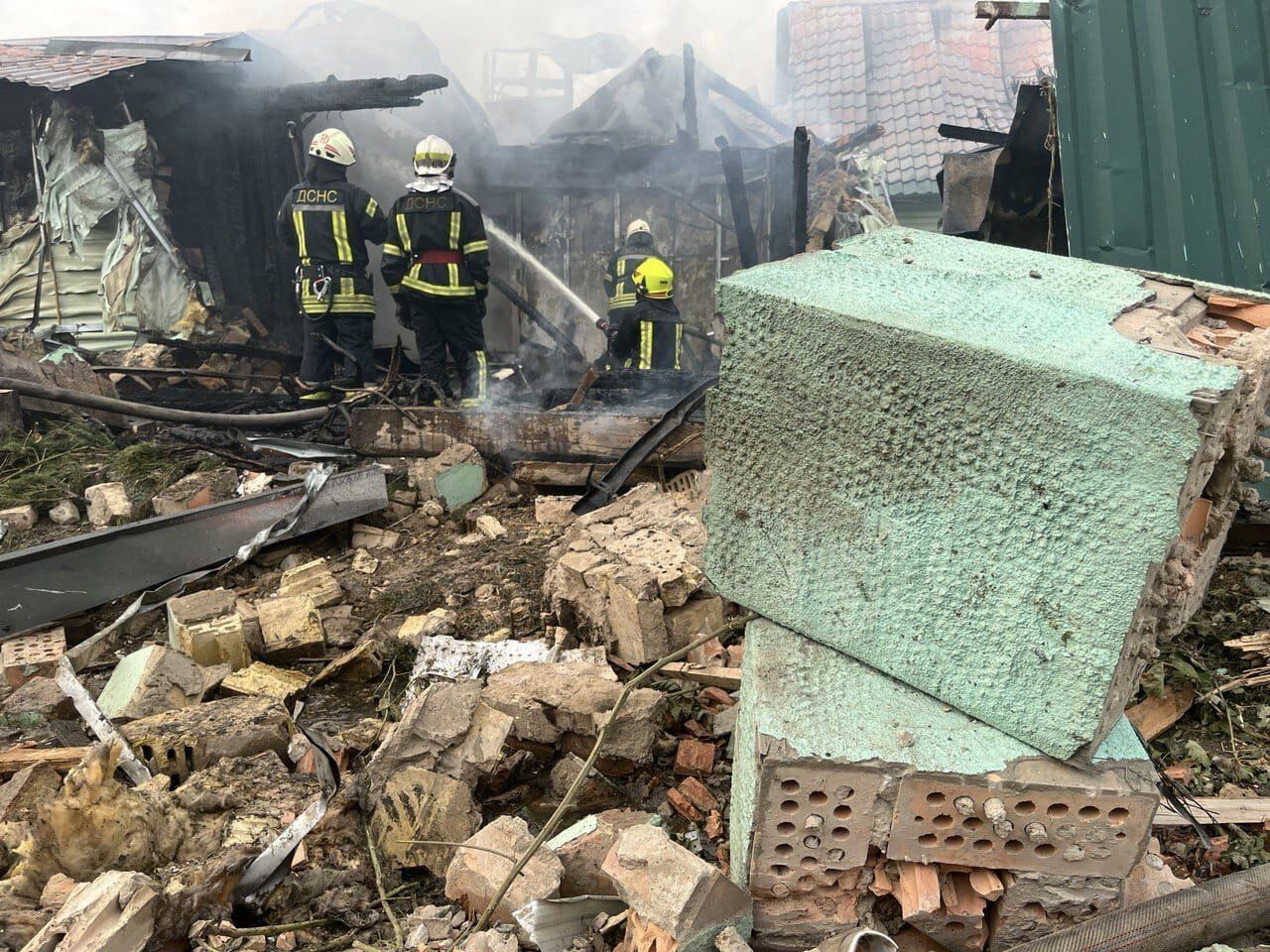 На Київщині уламки ракет і дронів пошкодили будинки і впали на кладовище: спалахнула пожежа, є постраждалі. Фото