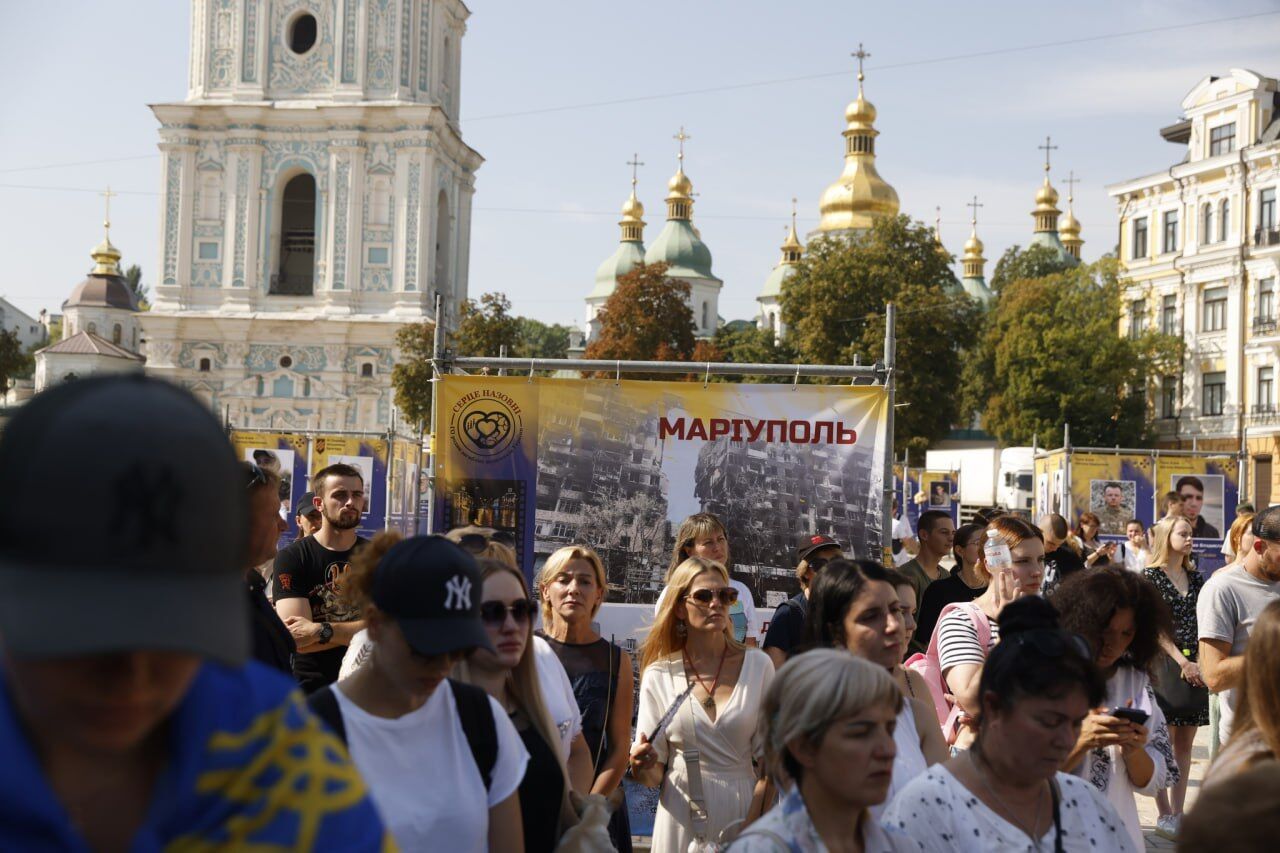 В центре Киева началась выставка, посвященная защитникам, отдавшим свою жизнь за Украину. Фото
