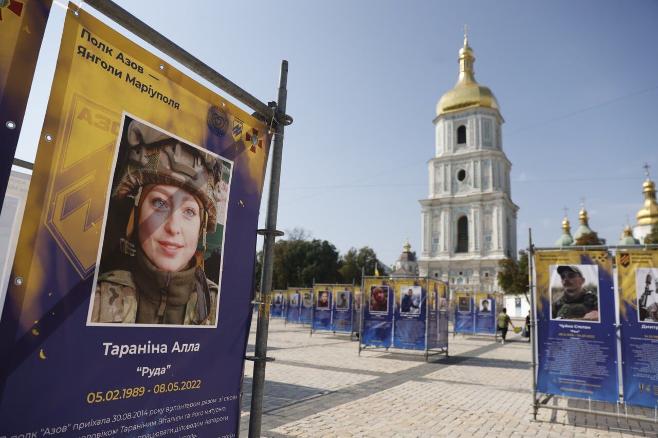 В центре Киева началась выставка, посвященная защитникам, отдавшим свою жизнь за Украину. Фото