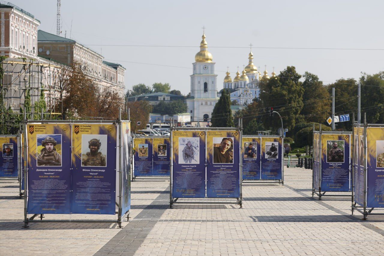 В центре Киева началась выставка, посвященная защитникам, отдавшим свою жизнь за Украину. Фото