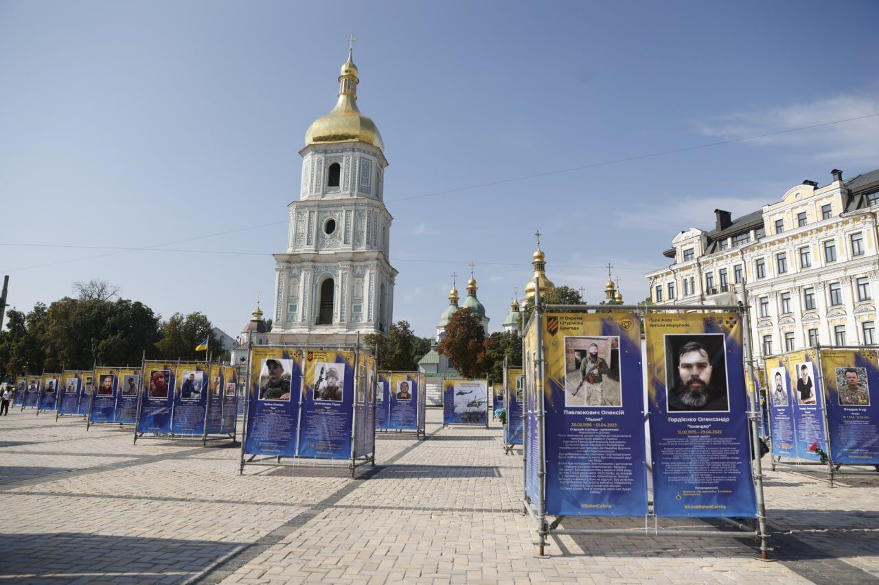 В центре Киева началась выставка, посвященная защитникам, отдавшим свою жизнь за Украину. Фото