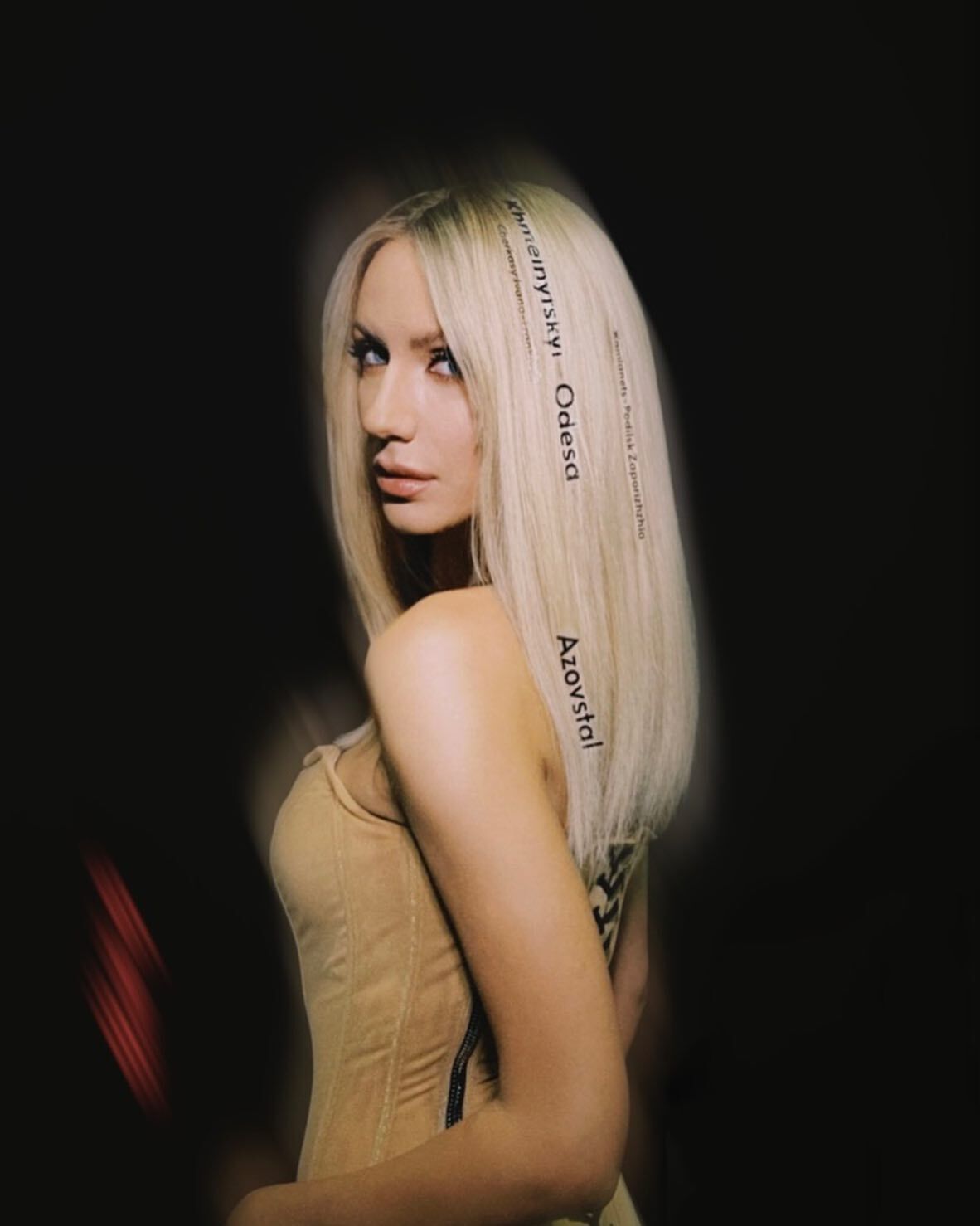 Тренд 90-х: Леся Никитюк отказалась от блонда и кардинально сменила прическу