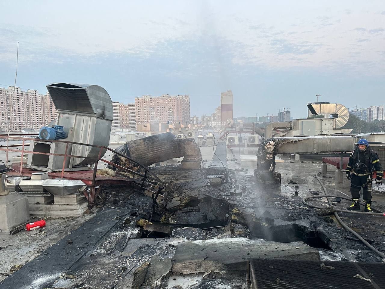 Окупанти атакували Київ ракетами, унаслідок падіння уламків спалахнули пожежі: є загиблі і поранені. Фото і відео