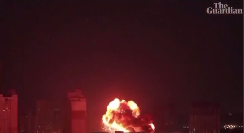 Ночной обстрел Киева: зафиксировали момент попадания обломков в торговый центр. Видео