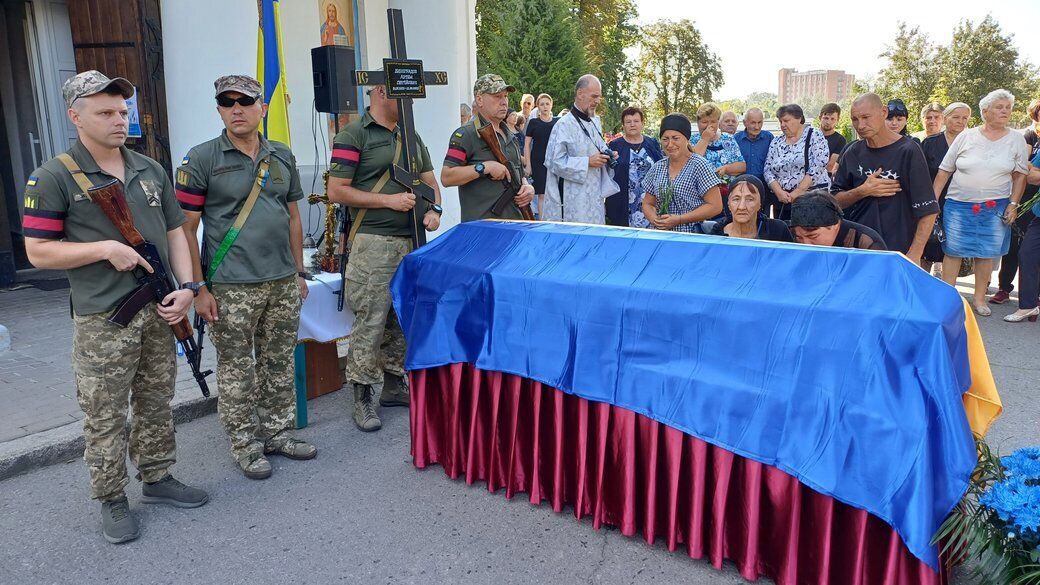 У Полтаві попрощалися з 22-річним воїном, який загинув у боях за Україну: в нього лишилися вагітна дружина і маленький син. Фото 