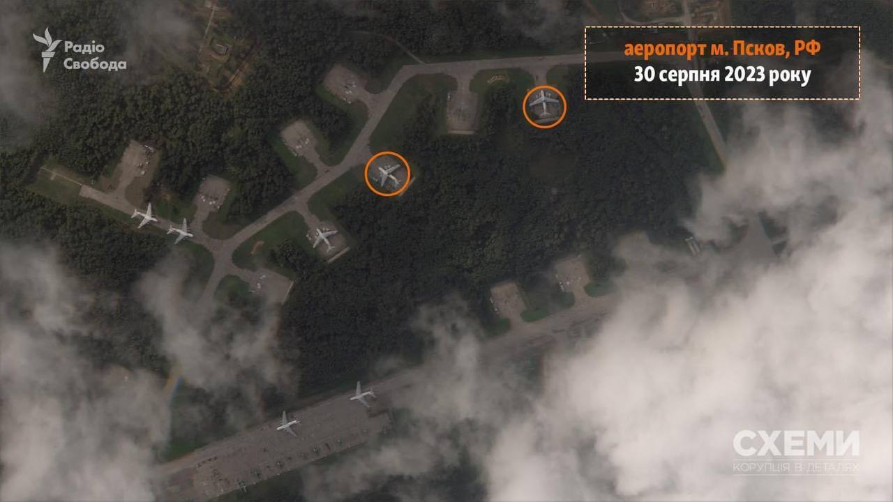 Літаків Іл-76 поменшало: з'явились перші супутникові знімки аеродрому Пскова після атаки безпілотників. Фото