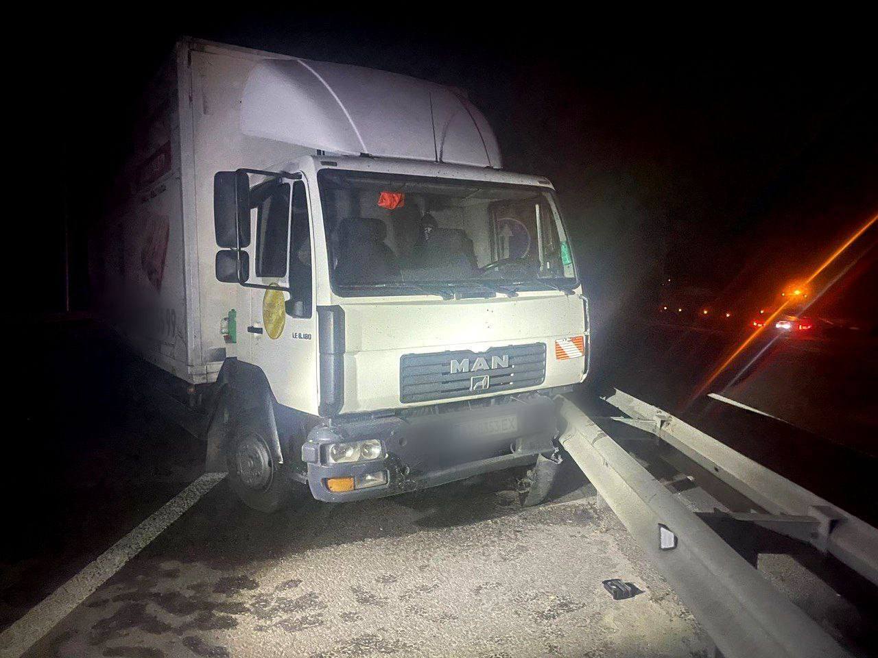 На Київщині вантажівка зіткнулась із легковиком: серед постраждалих підліток. Фото