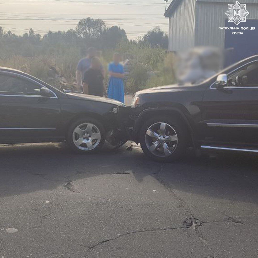 У Києві п’яна водійка Volkswagen протаранила Jeep: у жінки знайшли наркотики. Фото