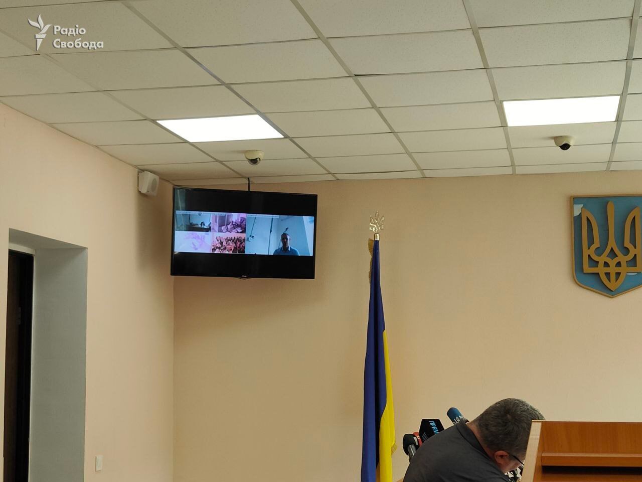 У Дніпрі відправили під домашній арешт патрульного, який смертельно поранив чоловіка: що відбувалося в суді. Фото і відео  