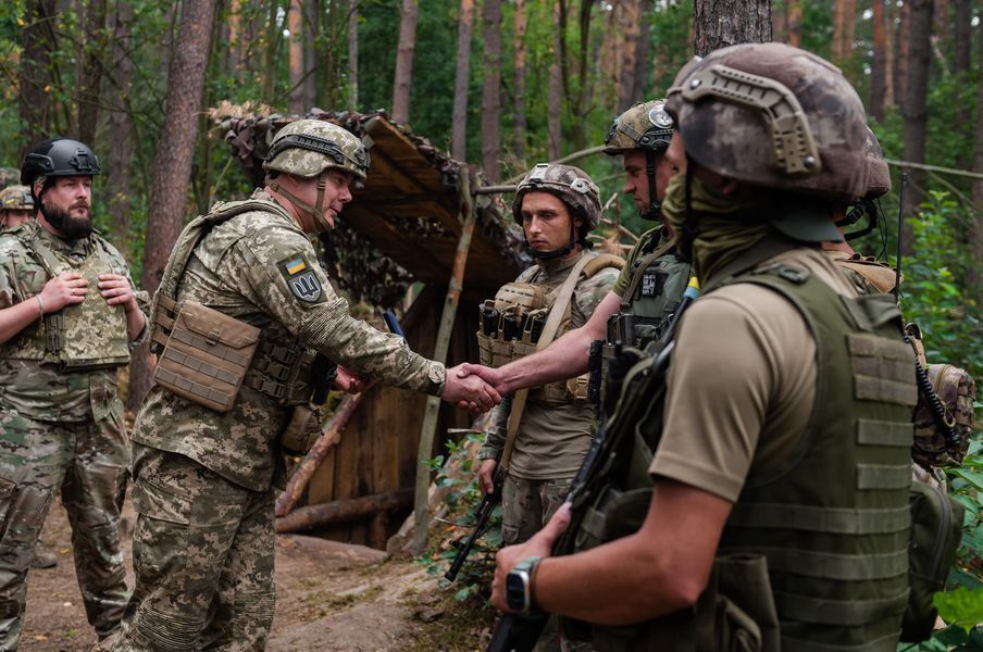 Ворога змусили відступити: Наєв нагородив прикордонників, які зупинили ворожу ДРГ на Чернігівському напрямку. Фото 