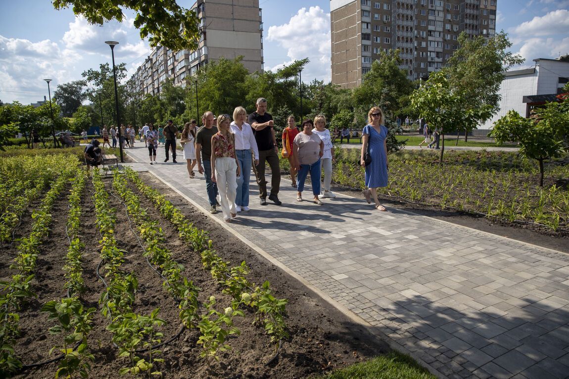 Кличко перевірив, як завершують роботи з облаштування  нового скверу поблизу станції метро "Героїв Дніпра". Фото