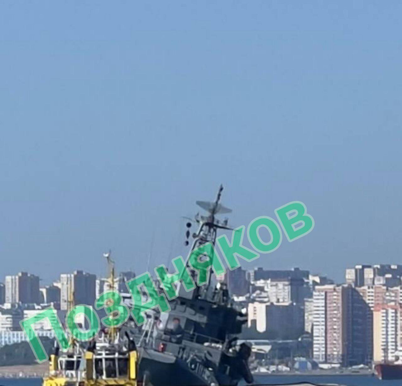 Після атаки дронів на Новоросійськ перекинувся на бік один із російських кораблів: його буксирують до берега – ЗМІ