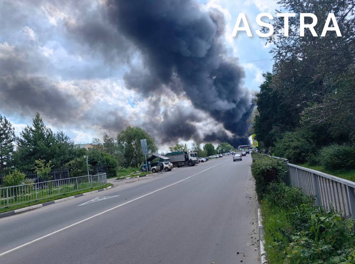 У Підмосков'ї спалахнули потужні пожежі, палають одразу два склади: піднявся дим. Відео