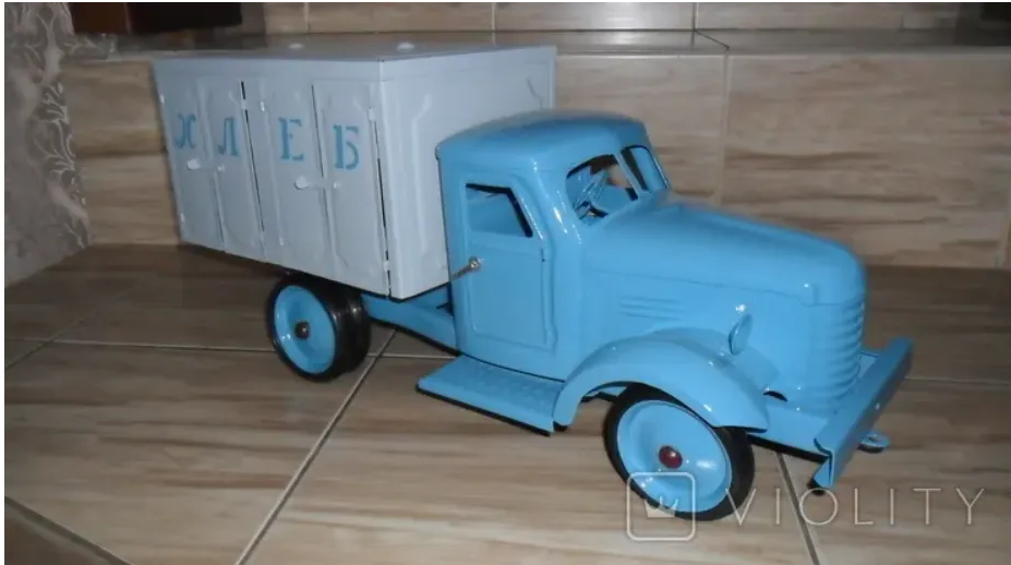 На одном из аукционов игрушечный грузовой автомобиль "Хлебовоз ЗиС" оценили в 27 998 грн