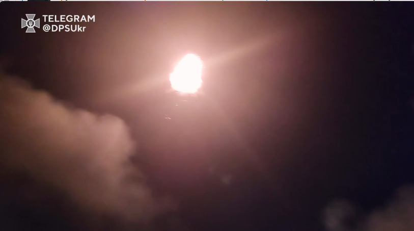 Один взорвался прямо в воздухе: пограничники показали, как сбивали вражеские "Шахеды" во время атаки РФ на порт Измаила. Видео