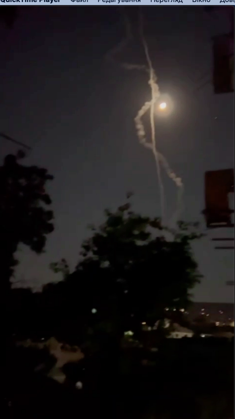 В оккупированной Феодосии ночью раздались взрывы, по городу понеслись скорые: говорят об ударе по нефтебазе. Видео