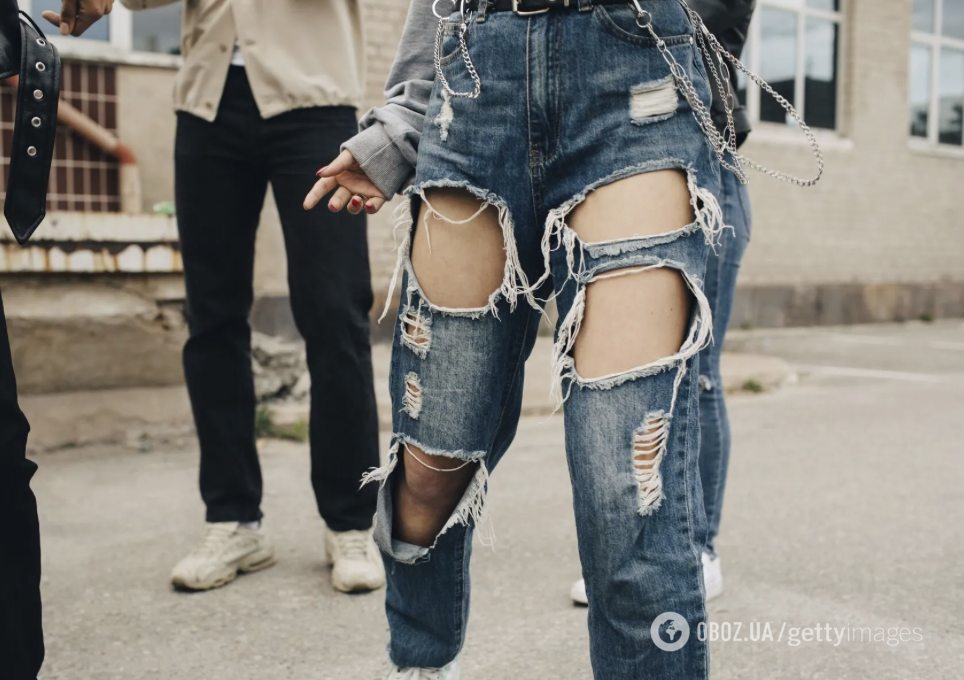 Порванные джинсы со временем смотрятся неряшливо