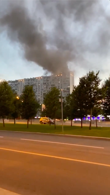 Москва знову палає: горять верхні поверхи будинку в Чертанові. Відео