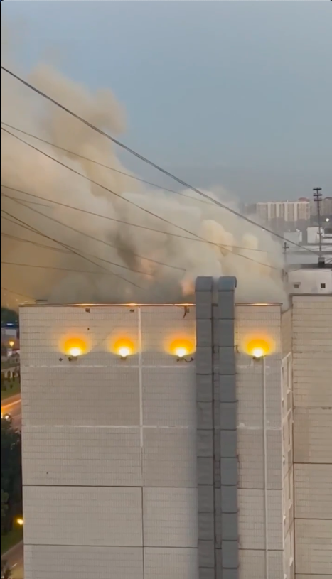 Москва знову палає: горять верхні поверхи будинку в Чертанові. Відео