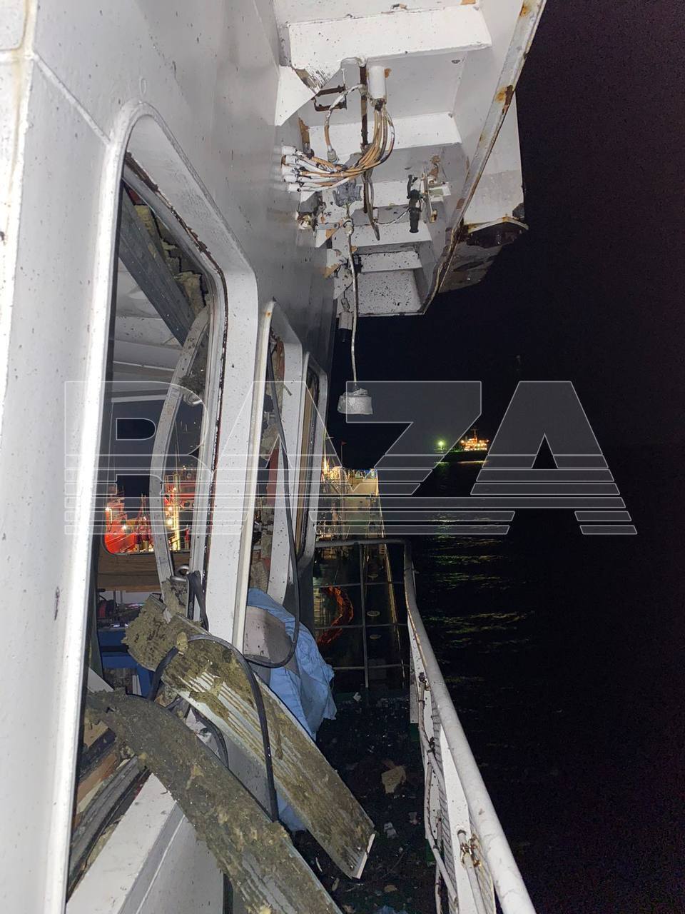 В районе Крымского моста прогремели взрывы: в РФ заявили об атаке дронов на российский танкер. Фото