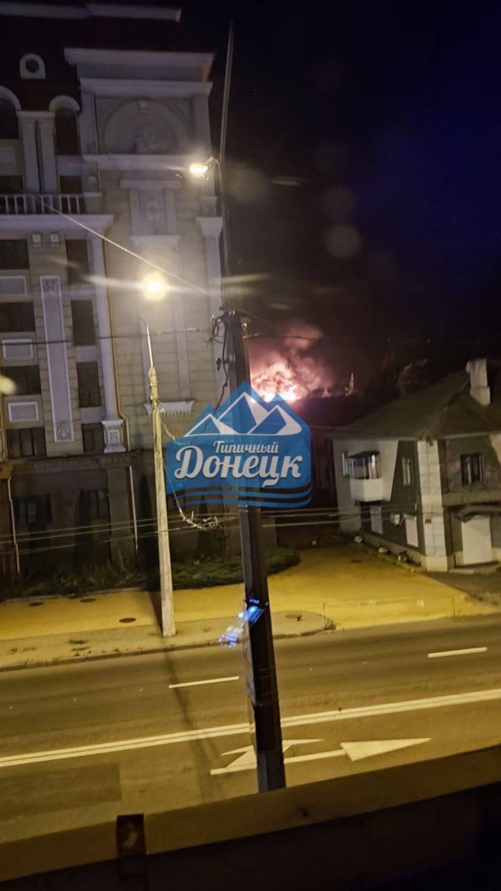 У Донецьку пролунали вибухи: над містом видніється заграва. Фото і відео