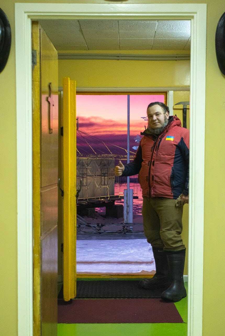 Цвета "Барби" в Антарктиде: украинские полярники поразили волшебными фото