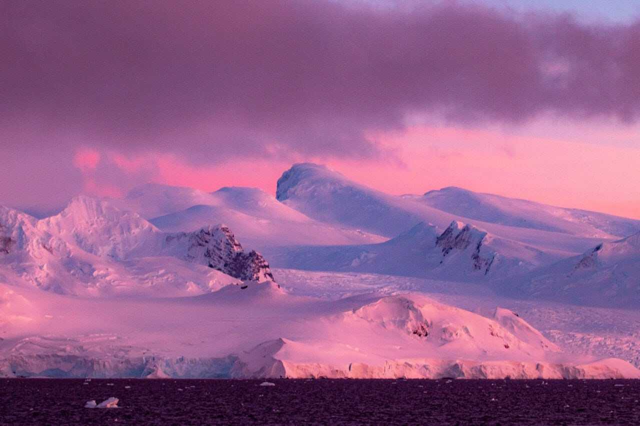 Кольори "Барбі" в Антарктиді: українські полярники вразили чарівними фото