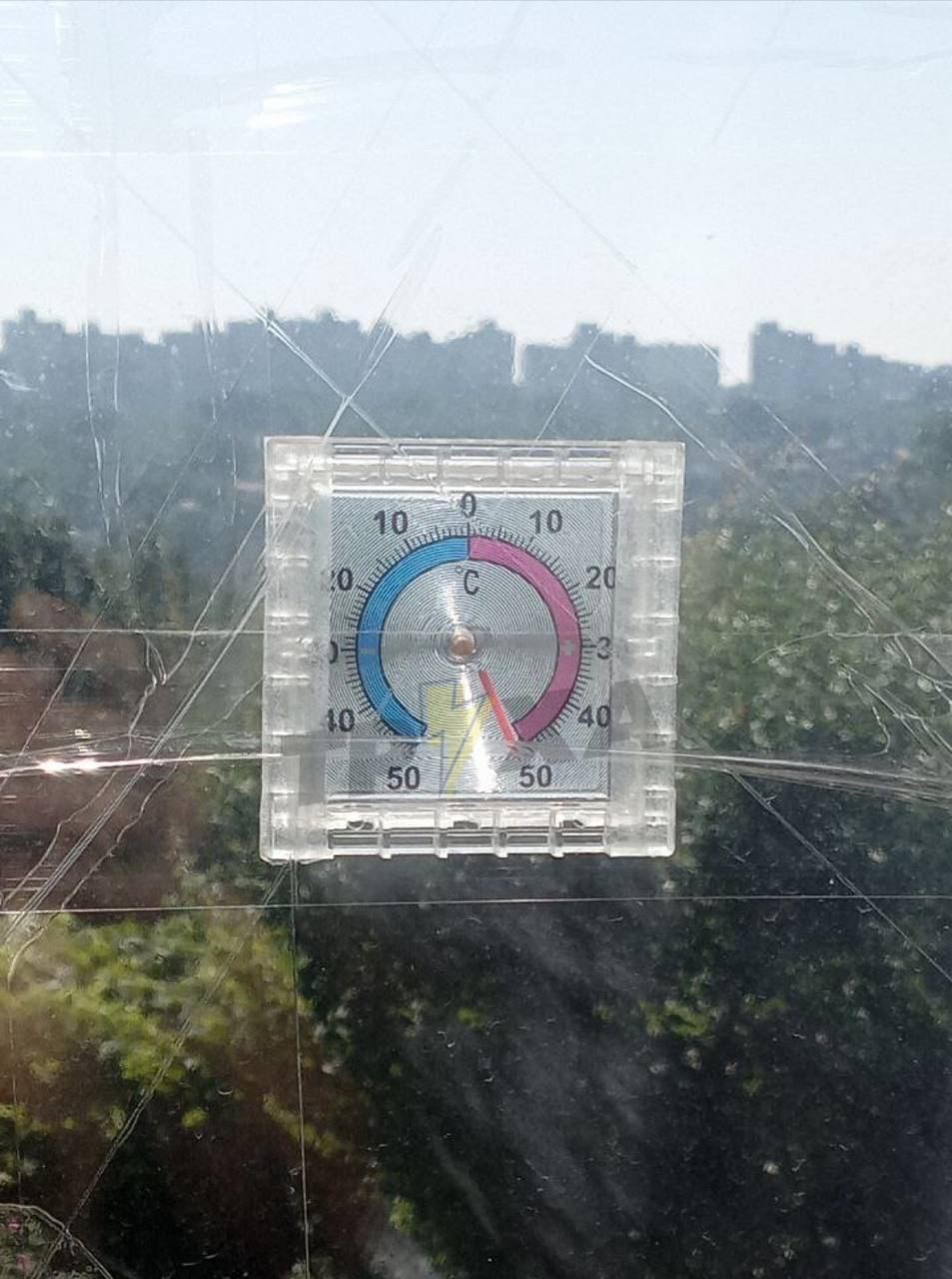 Термометры зашкаливают: украинцы жалуются на жару +50 и жарят яичницу на подоконнике. Фото