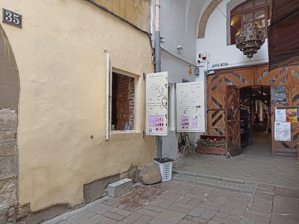 У Львові просять закрити кондитерську, яка торгує випічкою у формі статевих органів. Фото