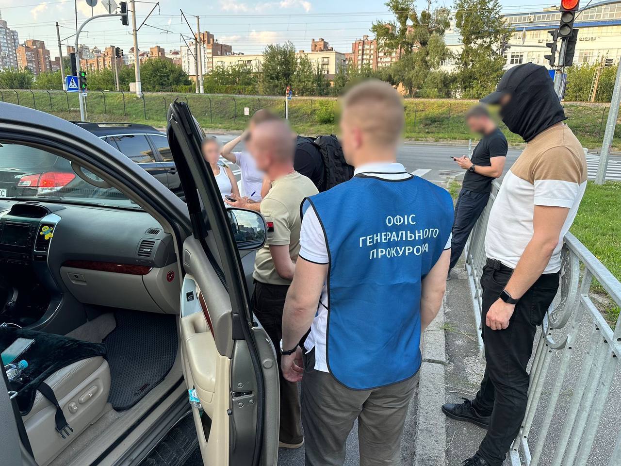 У Києві затримали військкома, який допомагав чоловікам тікати за кордон. Фото та відео