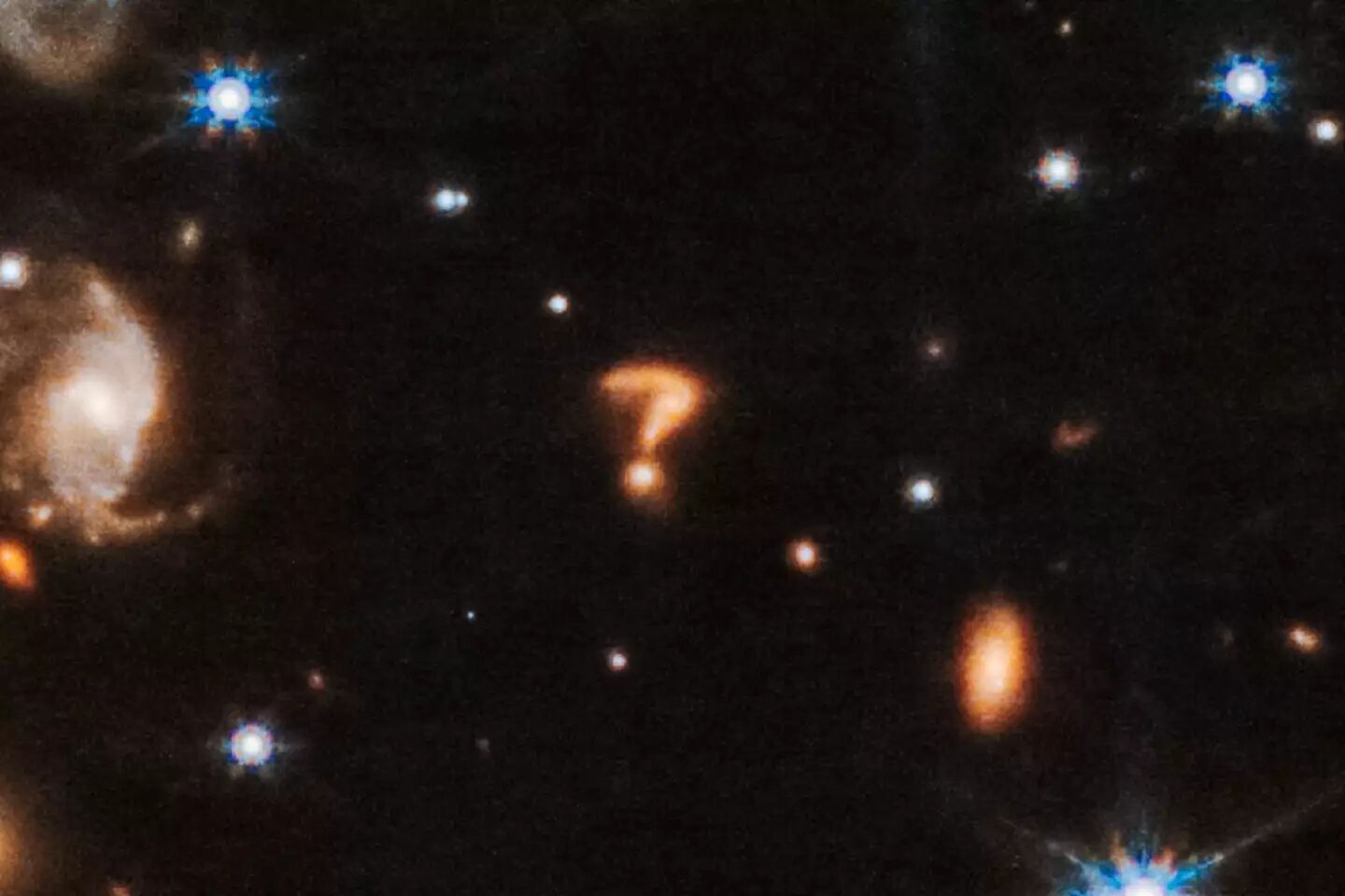 Здесь есть кто-нибудь? Телескоп NASA обнаружил в далекой Вселенной гигантский вопросительный знак