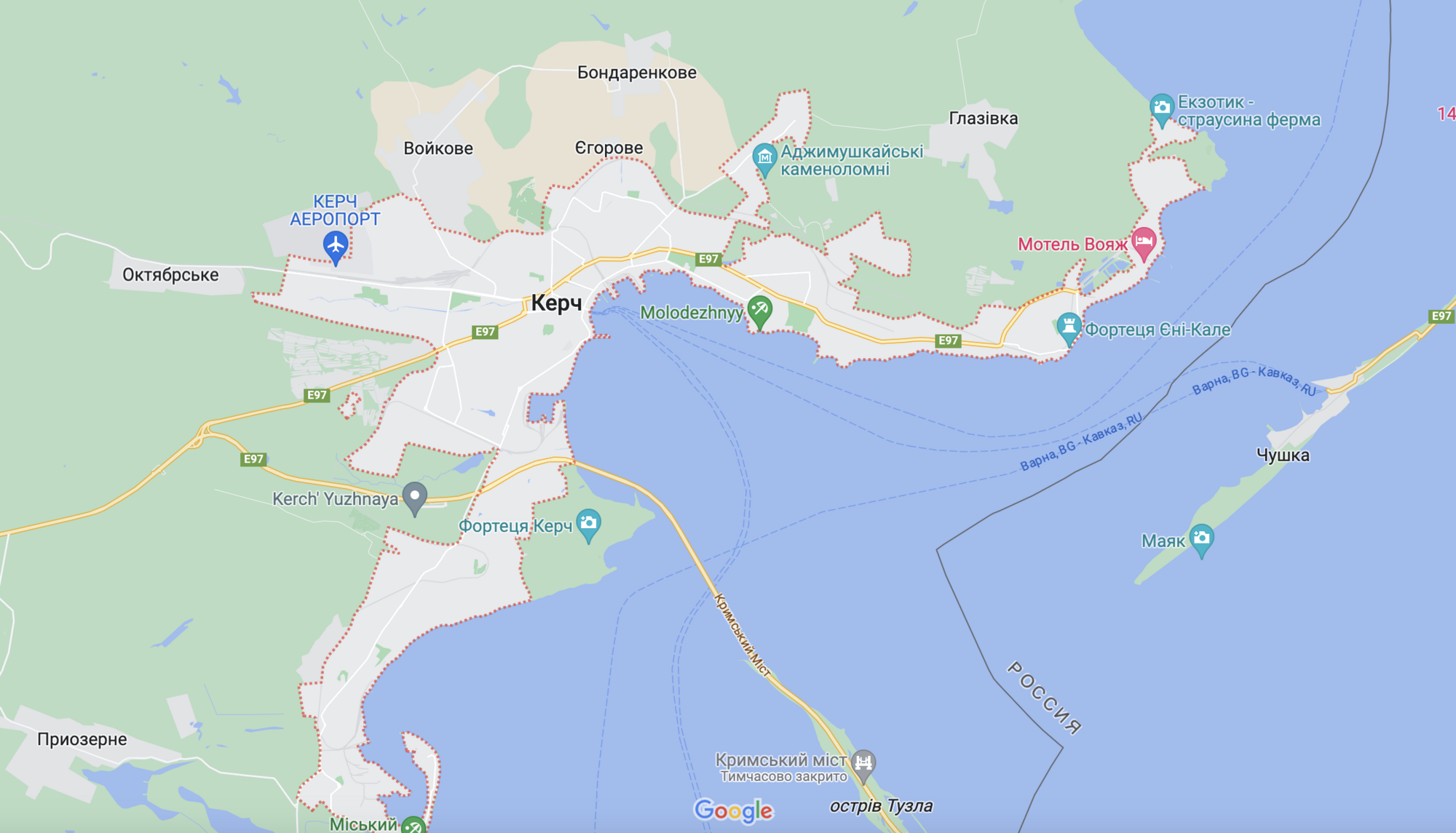 У районі Кримського мосту пролунали вибухи: у РФ заявили про атаку дронів на російський танкер. Фото
