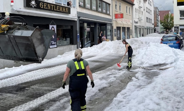 У Німеччині випало до 30 см граду: довелося застосувати снігоприбиральну техніку. Фото і відео