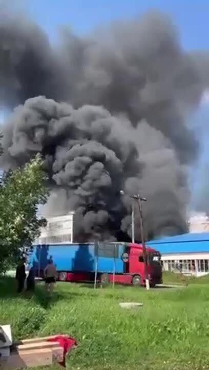 Под Москвой вспыхнул мощный пожар на фабрике, валит черный дым. Видео