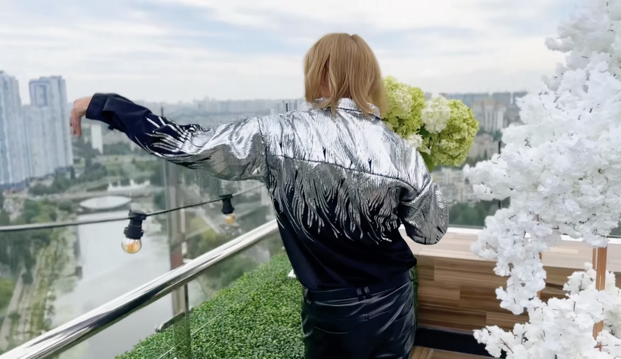 "Клон" Олега Винника, который полностью скопировал образ артиста, показал новый клип