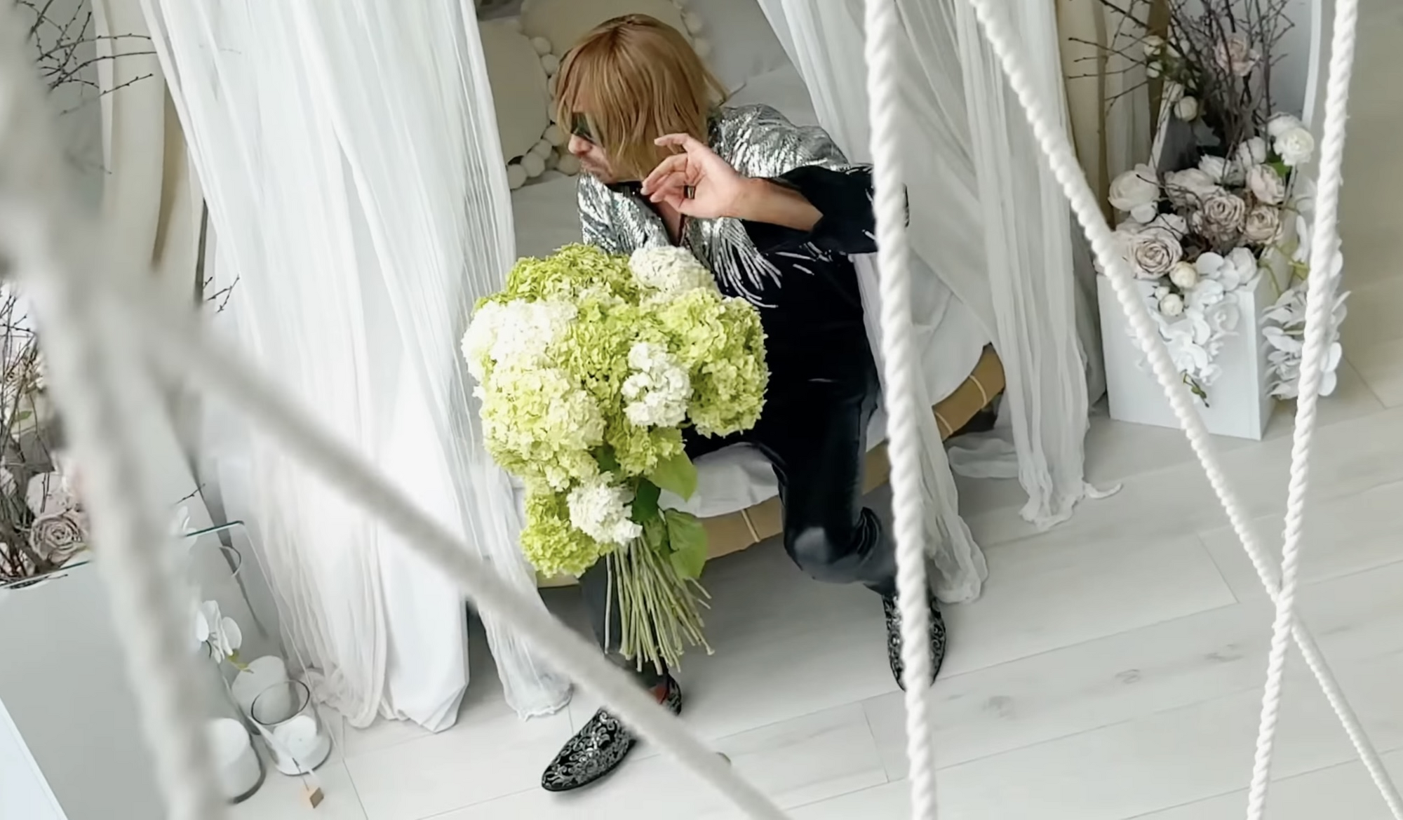 "Клон" Олега Винника, который полностью скопировал образ артиста, показал новый клип