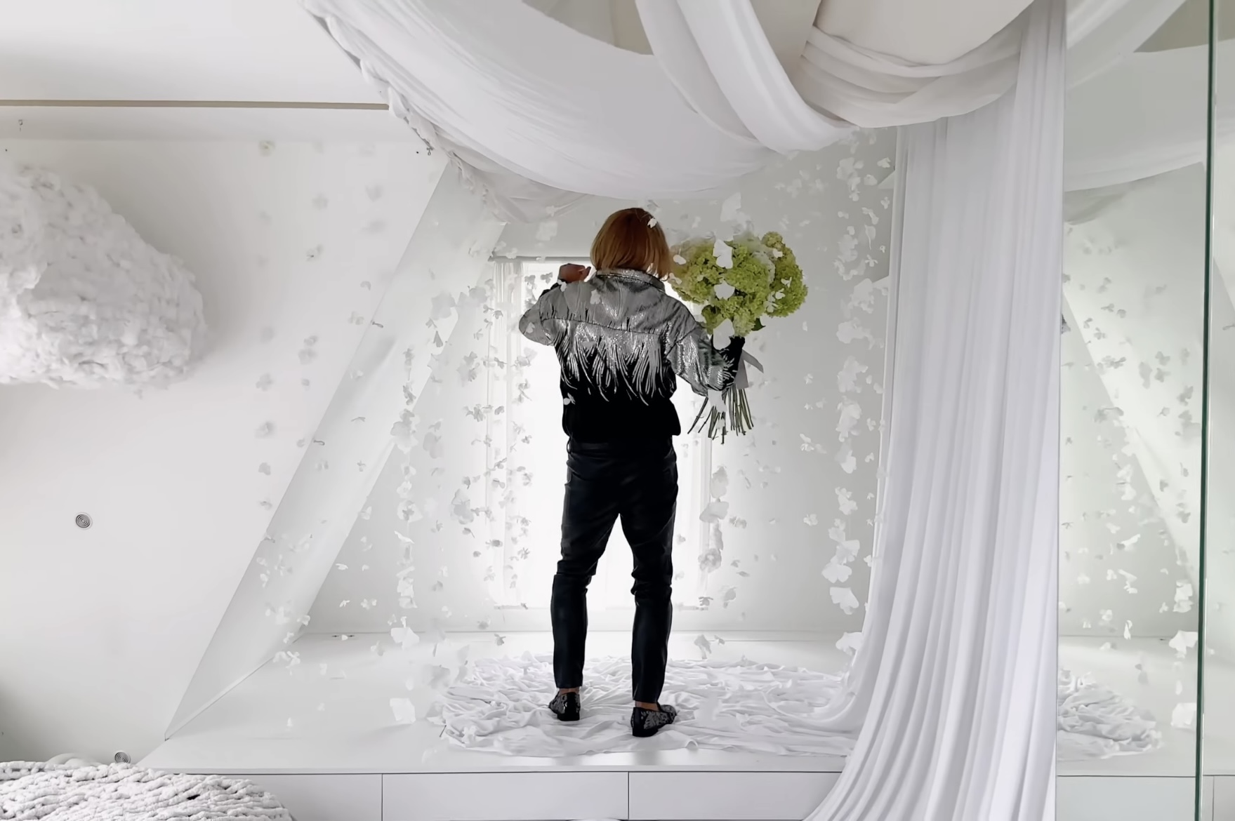 "Клон" Олега Винника, который полностью скопировал образ артиста, показал новый клип